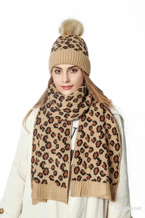 Matchende lue og skjerf med leopardmønster v:1729730