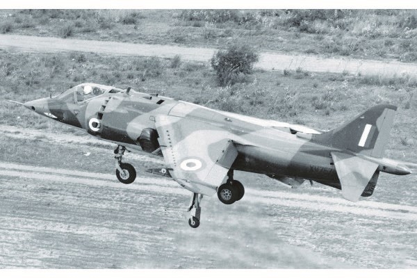 Airfix Hawker Siddeley Harrier GR.1/AV-8A v:4620103